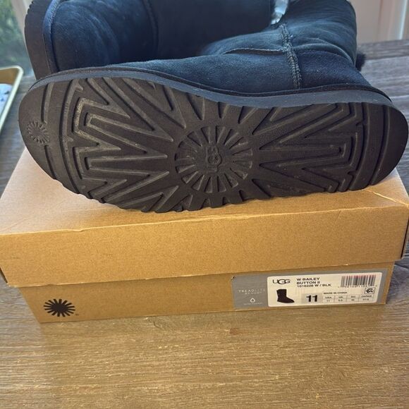 UGG Women's Bailey Button II Boot Size 11 - Picture 6 of 6